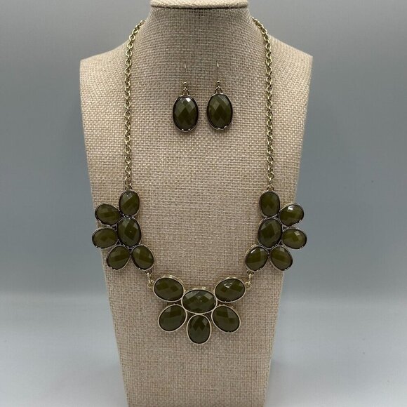 3/$30 Charming Charlie Necklace Earring Set Green Faceted Floral Statement - Picture 1 of 12